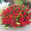 101 crvena ruža u korpi za zelenilom i dekoracijom