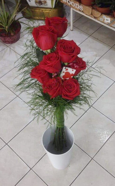 Buket - 9 crvenih ruža sa zelenilom