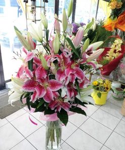 A fragrant bouquet of 7 oriental lilies