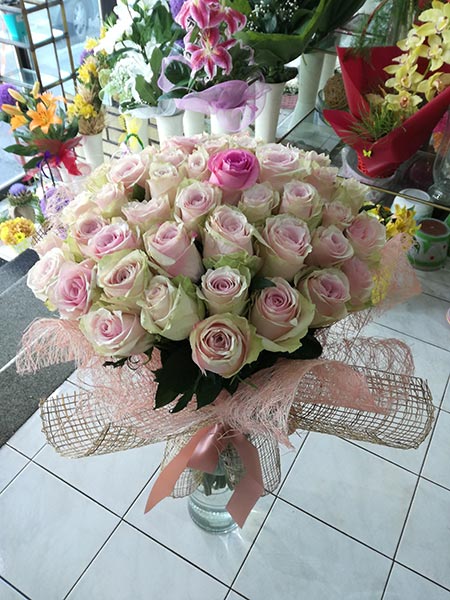 Elegant, delicate bouquet with 51 pink lipstick