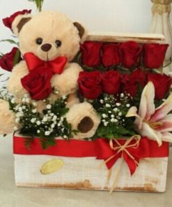Kutija puna vase ljubavi, sa 11 crvenih ruza orijentalnim ljiljanom i plisanim medom
