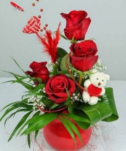Simpaticno romanticni aranžman sa 5 crvenih ruža, medom, srcem i zelenilom