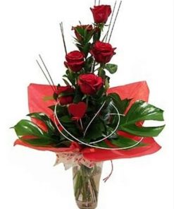 Buket koji umesto vas izjavljuje ljubav. 5 crvenih ruža sa pratecom dekoracijom.