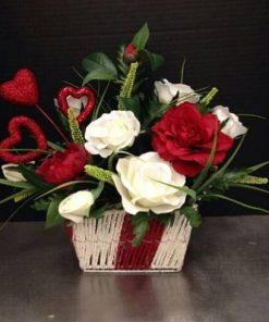 Kombinacija crveno belih ruža sa pratećom dekoracijom