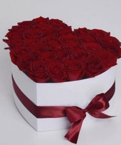 The elegant flower box with 25 red roses simply leaves breathless