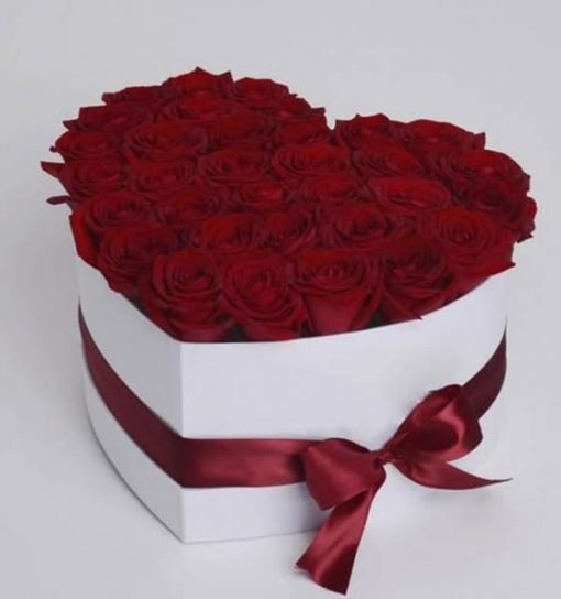 The elegant flower box with 25 red roses simply leaves breathless